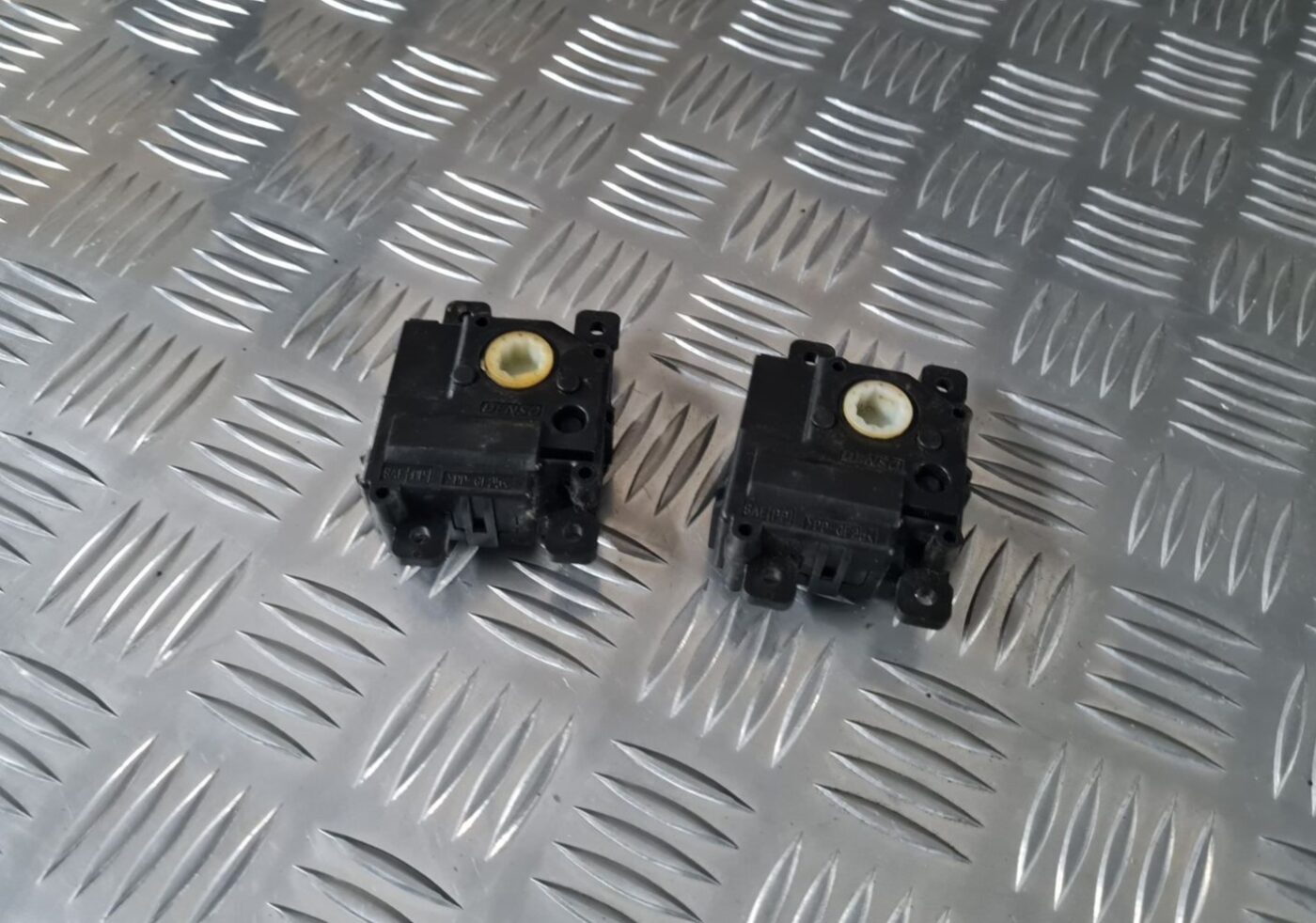 Apsildes sistēmas aktuators priekš TOYOTA AVENSIS 2010 4 Apsildes sistēmas aktuators priekš TOYOTA AVENSIS 2010