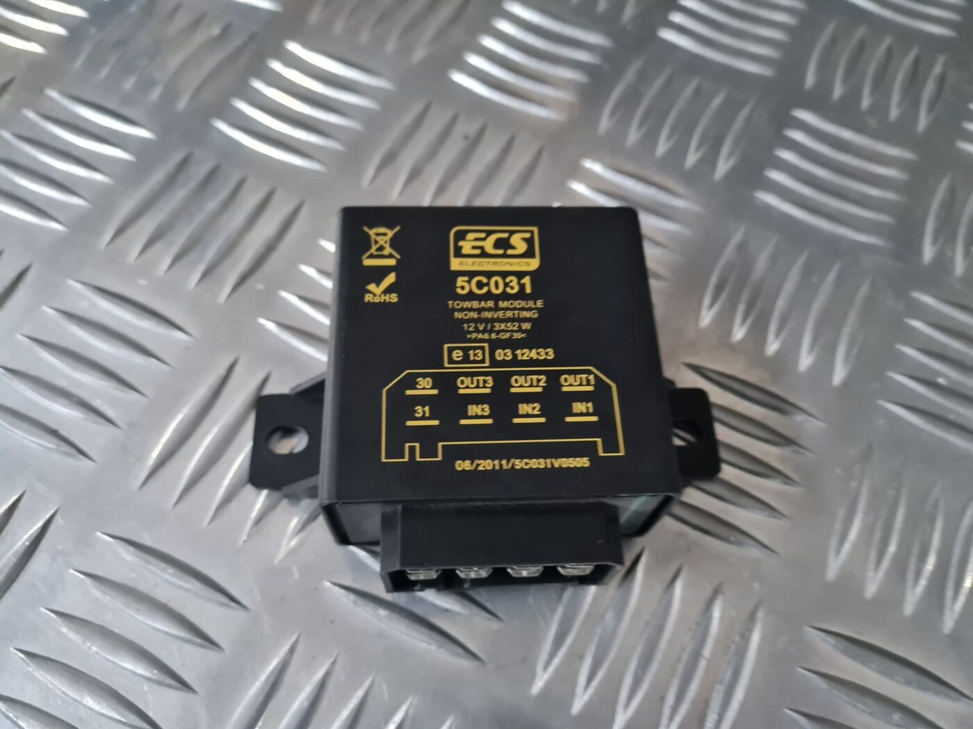 Piekabes āķa vadības bloks priekš TOYOTA AVENSIS 2010 2 Piekabes āķa vadības bloks priekš TOYOTA AVENSIS 2010