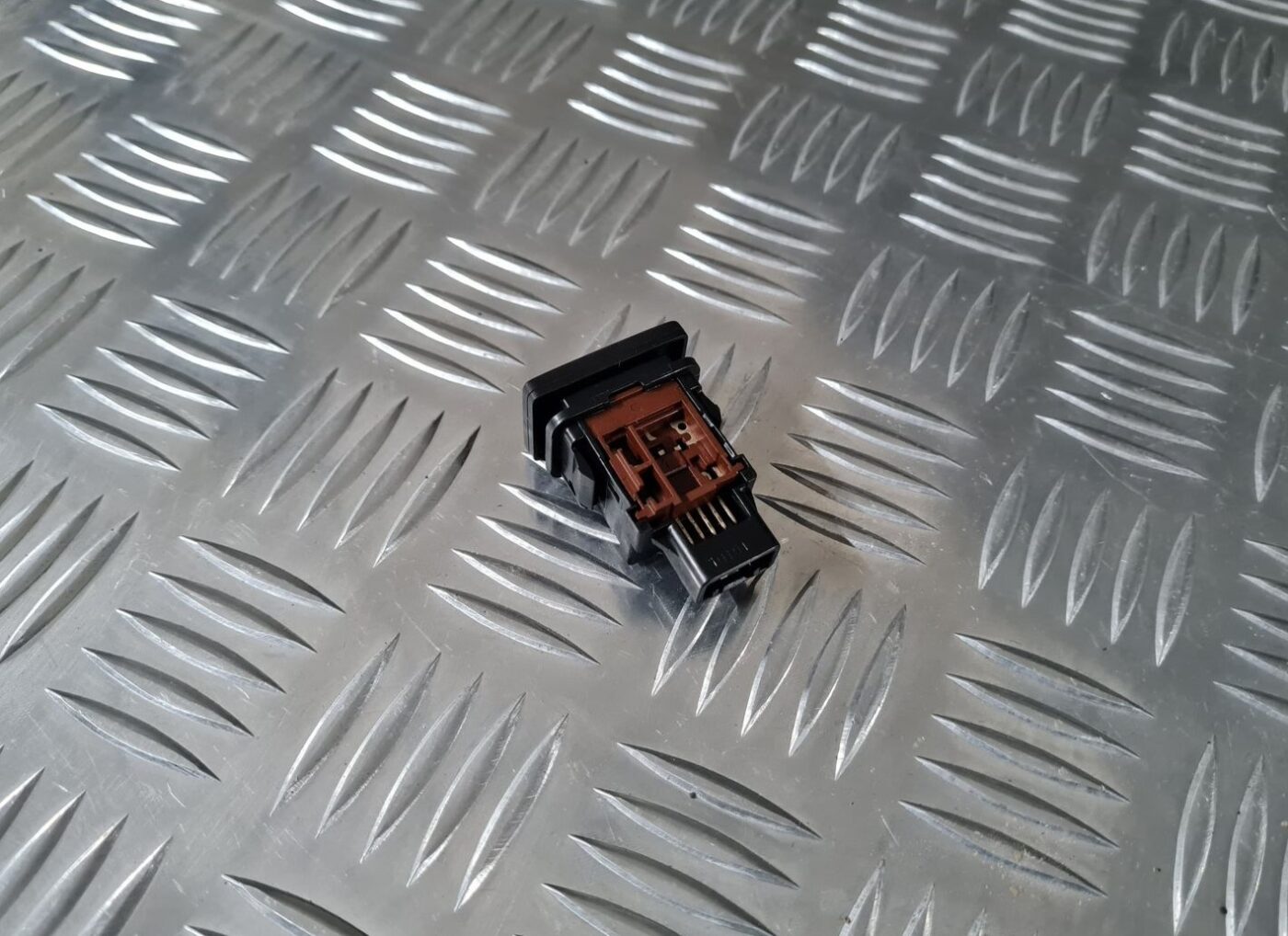 Degvielas tvertnes atvēršanas poga priekš TOYOTA AVENSIS 2010 2 Degvielas tvertnes atvēršanas poga priekš TOYOTA AVENSIS 2010