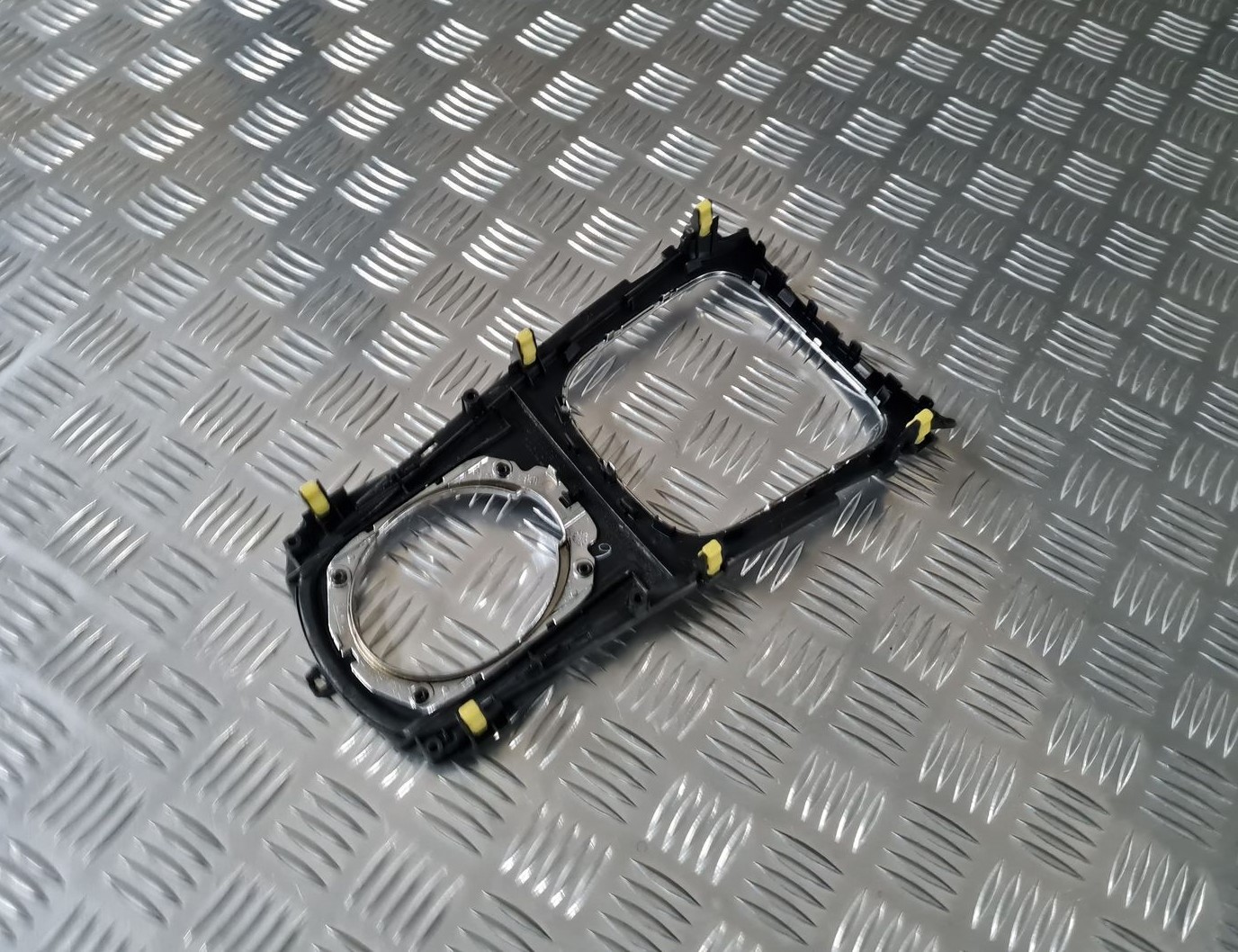 Dekoratīvs rāmis pārnesumu selektoram priekš TOYOTA AVENSIS 2010 2 Dekoratīvs rāmis pārnesumu selektoram priekš TOYOTA AVENSIS 2010