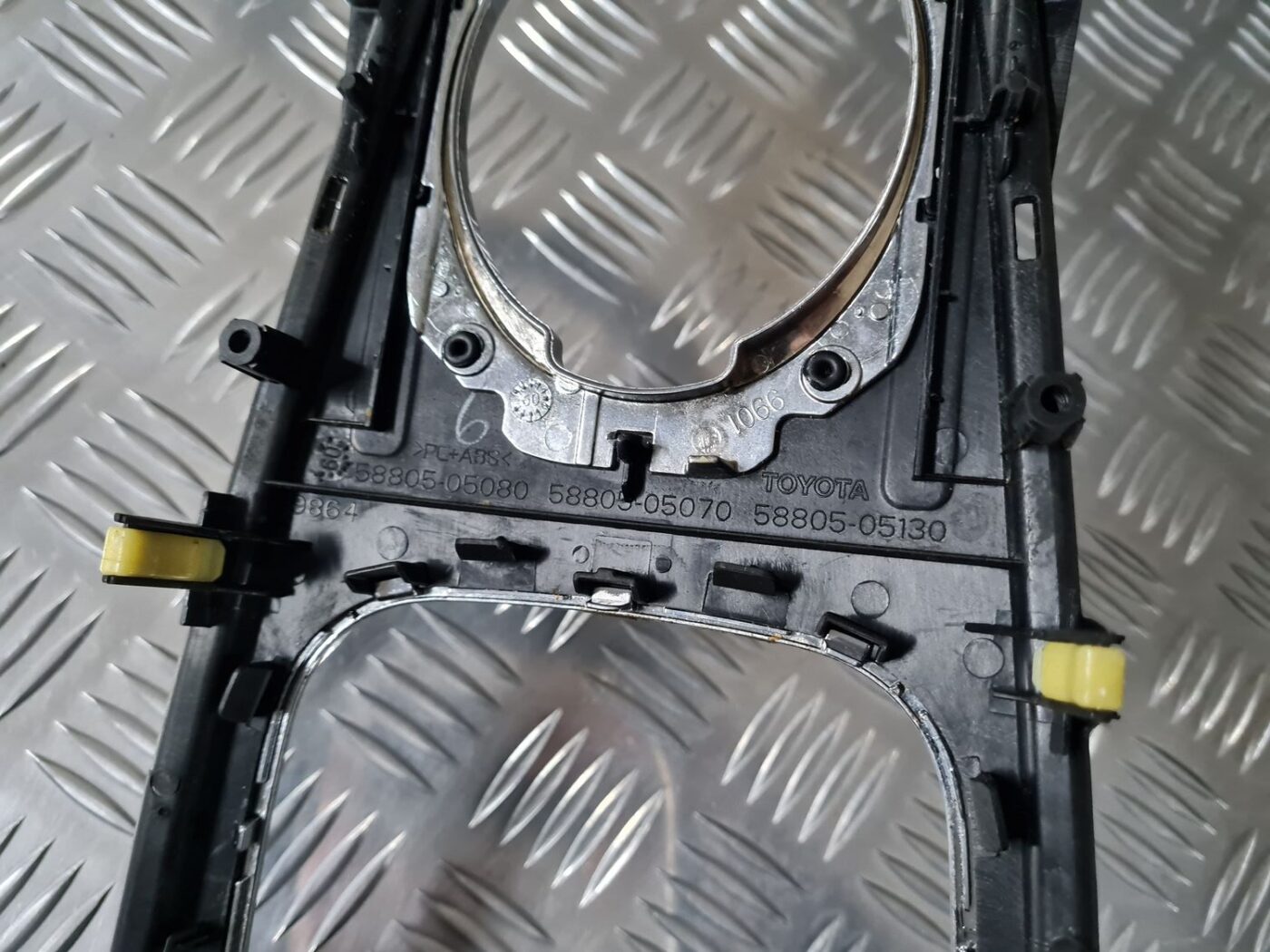 Dekoratīvs rāmis pārnesumu selektoram priekš TOYOTA AVENSIS 2010 3 Dekoratīvs rāmis pārnesumu selektoram priekš TOYOTA AVENSIS 2010