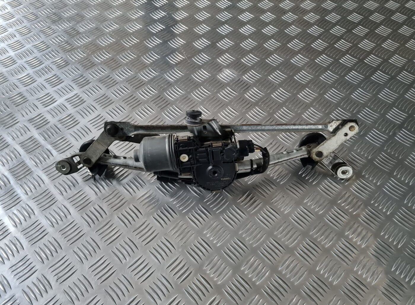 Vējstikla tīrīšanas mehānisms priekš TOYOTA AVENSIS 2010 1 Vējstikla tīrīšanas mehānisms priekš TOYOTA AVENSIS 2010