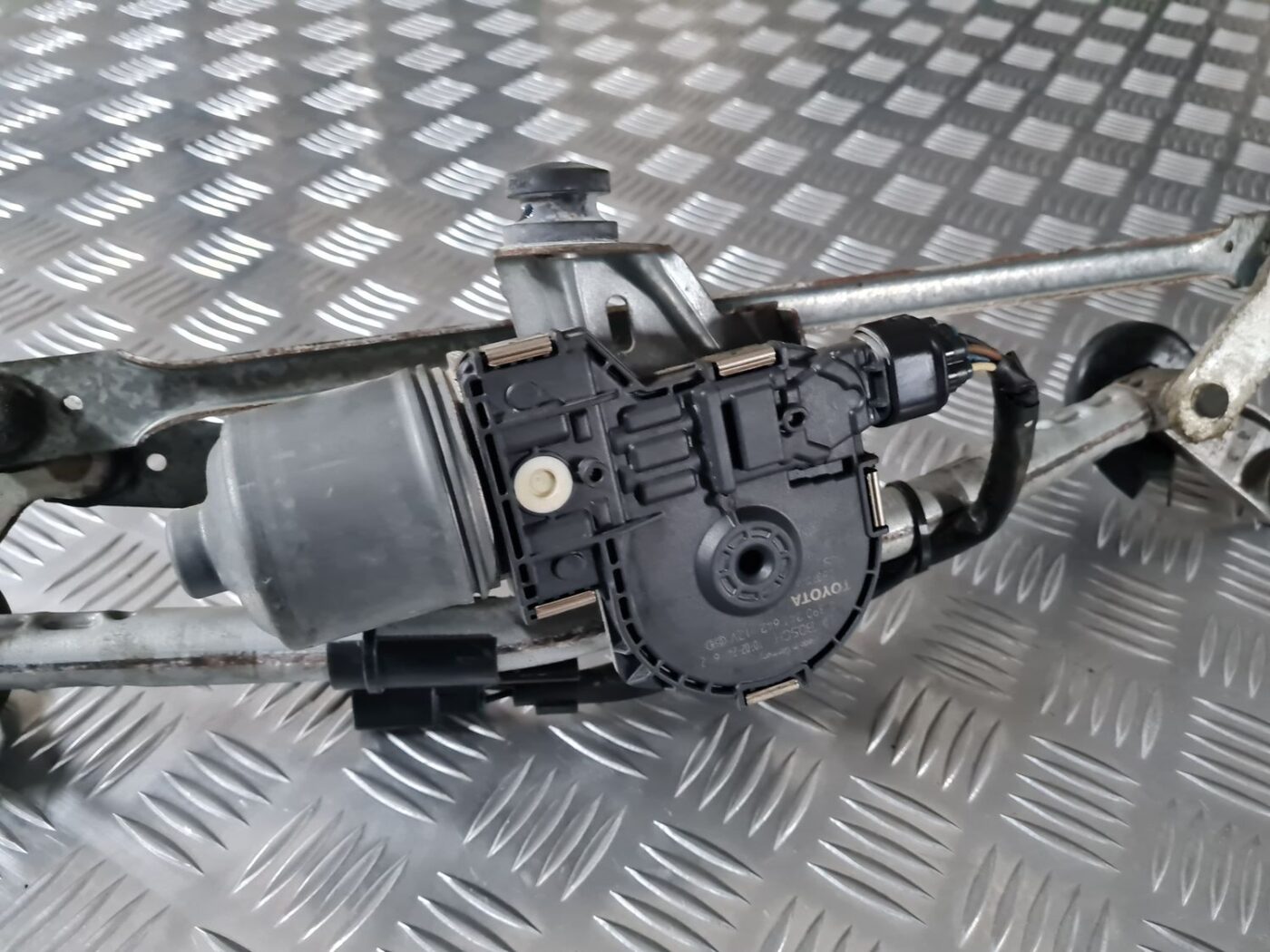 Vējstikla tīrīšanas mehānisms priekš TOYOTA AVENSIS 2010 2 Vējstikla tīrīšanas mehānisms priekš TOYOTA AVENSIS 2010