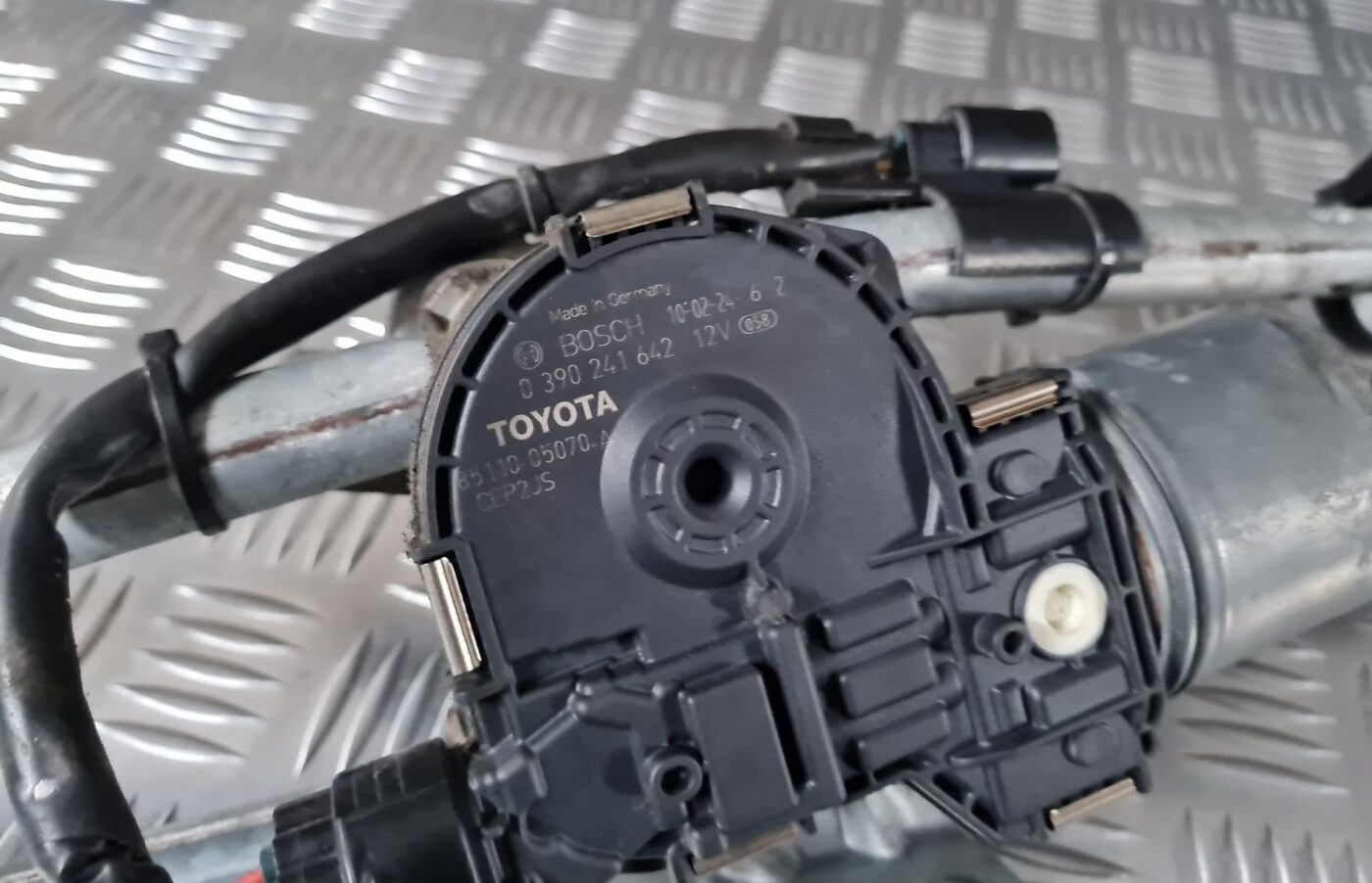 Vējstikla tīrīšanas mehānisms priekš TOYOTA AVENSIS 2010 4 Vējstikla tīrīšanas mehānisms priekš TOYOTA AVENSIS 2010