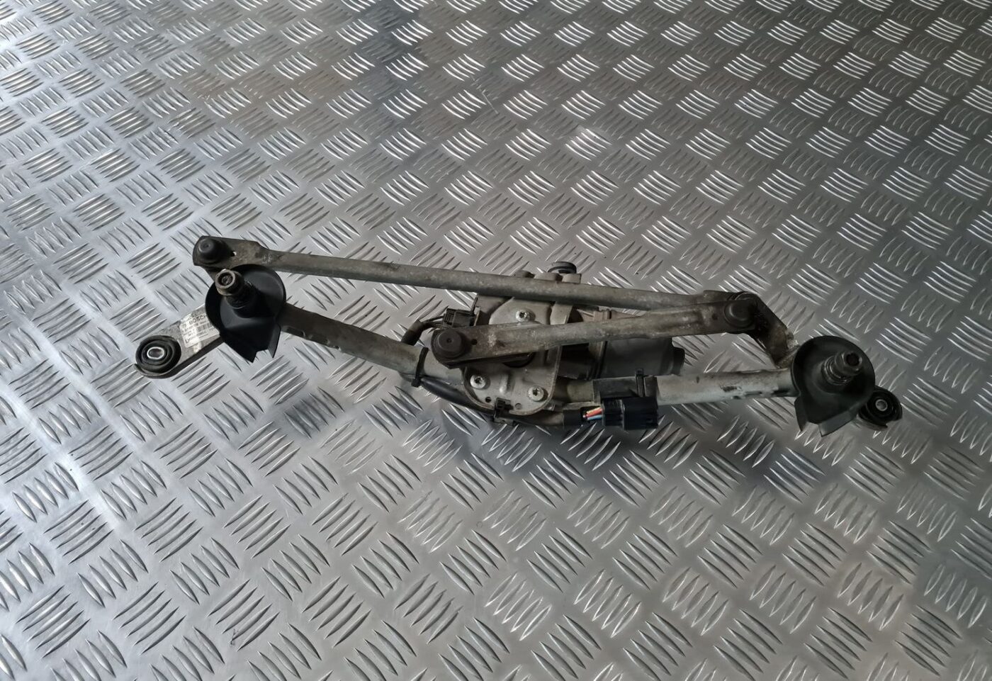 Vējstikla tīrīšanas mehānisms priekš TOYOTA AVENSIS 2010 3 Vējstikla tīrīšanas mehānisms priekš TOYOTA AVENSIS 2010