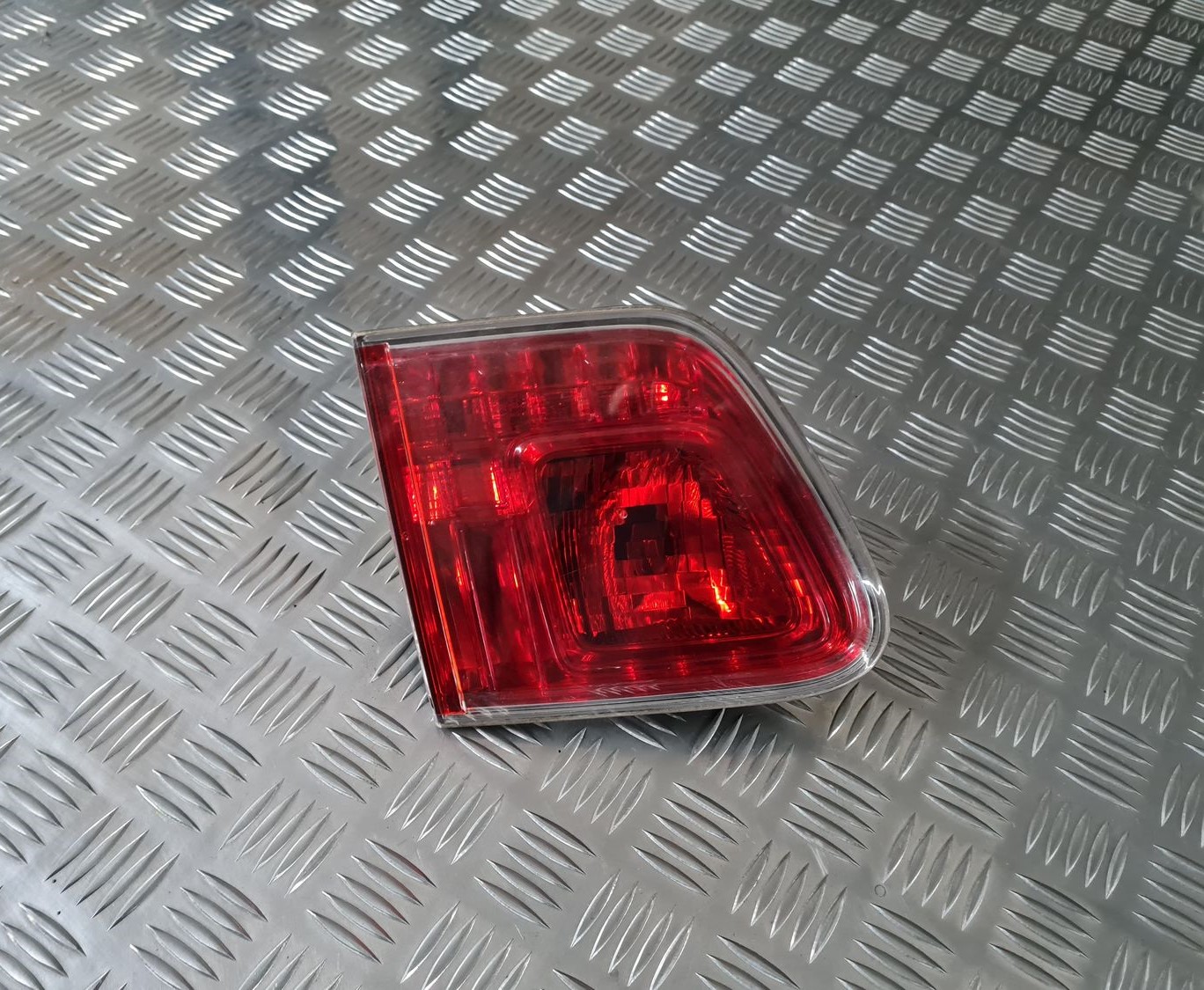 Bagāžnieka vāka kreisais lukturis priekš TOYOTA AVENSIS 2010 1 Bagāžnieka vāka kreisais lukturis priekš TOYOTA AVENSIS 2010