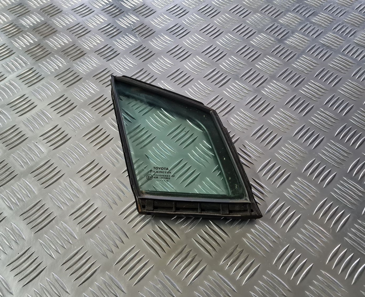 Priekšējo labo durvju stikls priekš TOYOTA AVENSIS 2010 1 Priekšējo labo durvju stikls priekš TOYOTA AVENSIS 2010