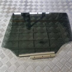 Aizmugurējo kreiso durvju stikls priekš TOYOTA AVENSIS 2010