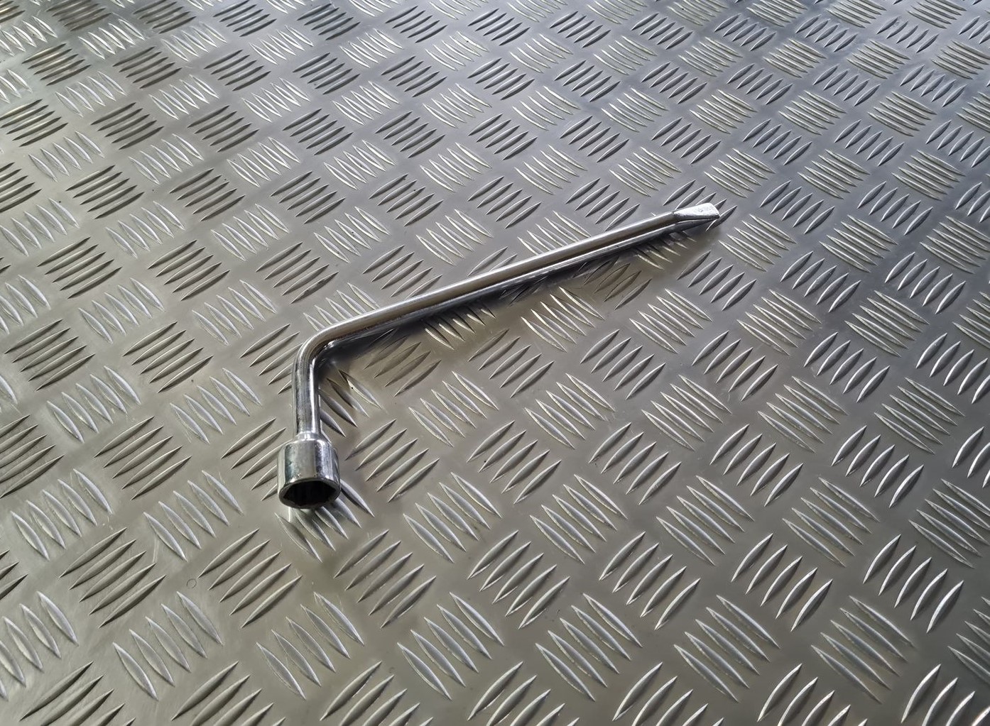 Riteņu maiņas atslēga priekš TOYOTA AVENSIS 2010 2 Riteņu maiņas atslēga priekš TOYOTA AVENSIS 2010