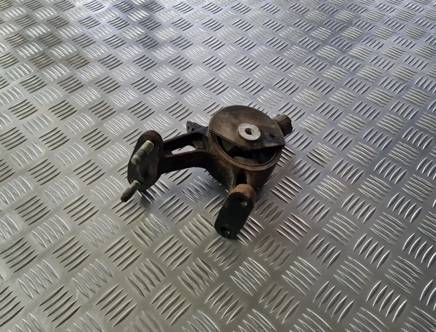 Dzinēja spilvens priekš TOYOTA AVENSIS 2010 1 Dzinēja spilvens priekš TOYOTA AVENSIS 2010