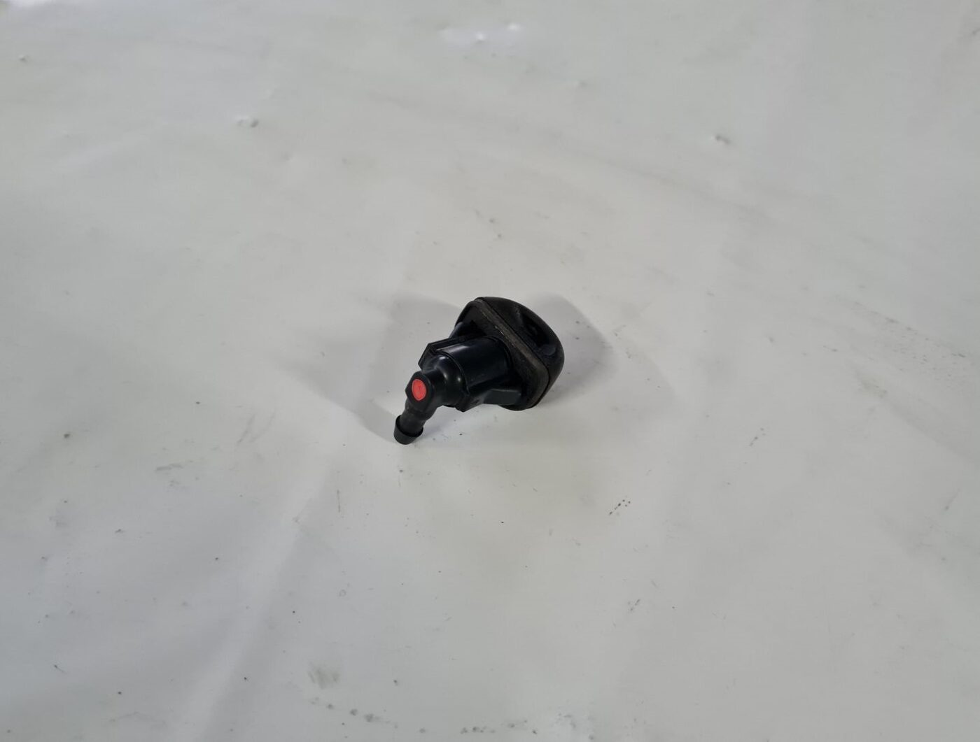 Aizmugurējā stikla mazgātāja sprausla priekš TOYOTA AVENSIS 2010 1 Aizmugurējā stikla mazgātāja sprausla priekš TOYOTA AVENSIS 2010