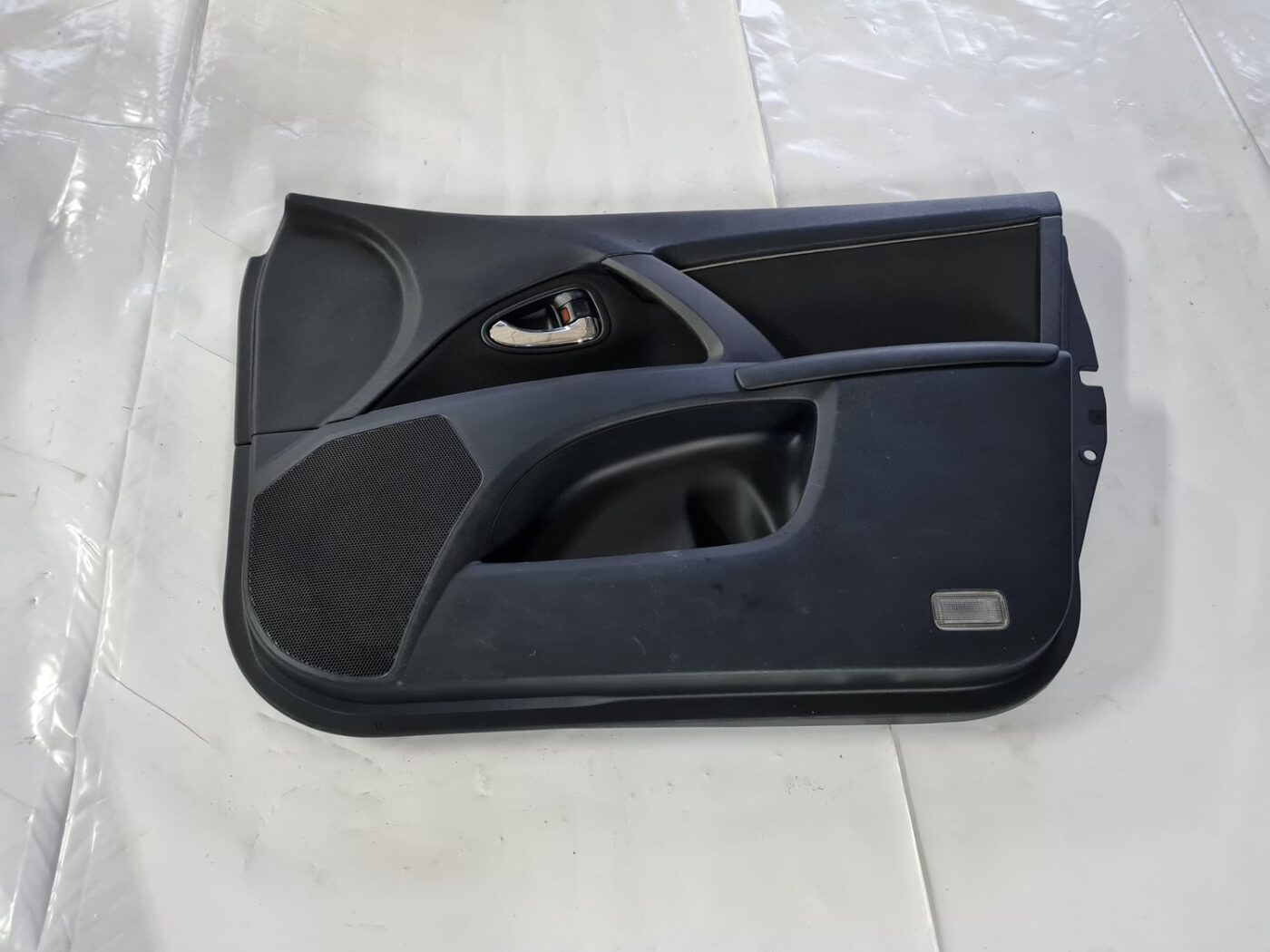 Priekšējo labo durvju apdare priekš TOYOTA AVENSIS 2010 1 Priekšējo labo durvju apdare priekš TOYOTA AVENSIS 2010