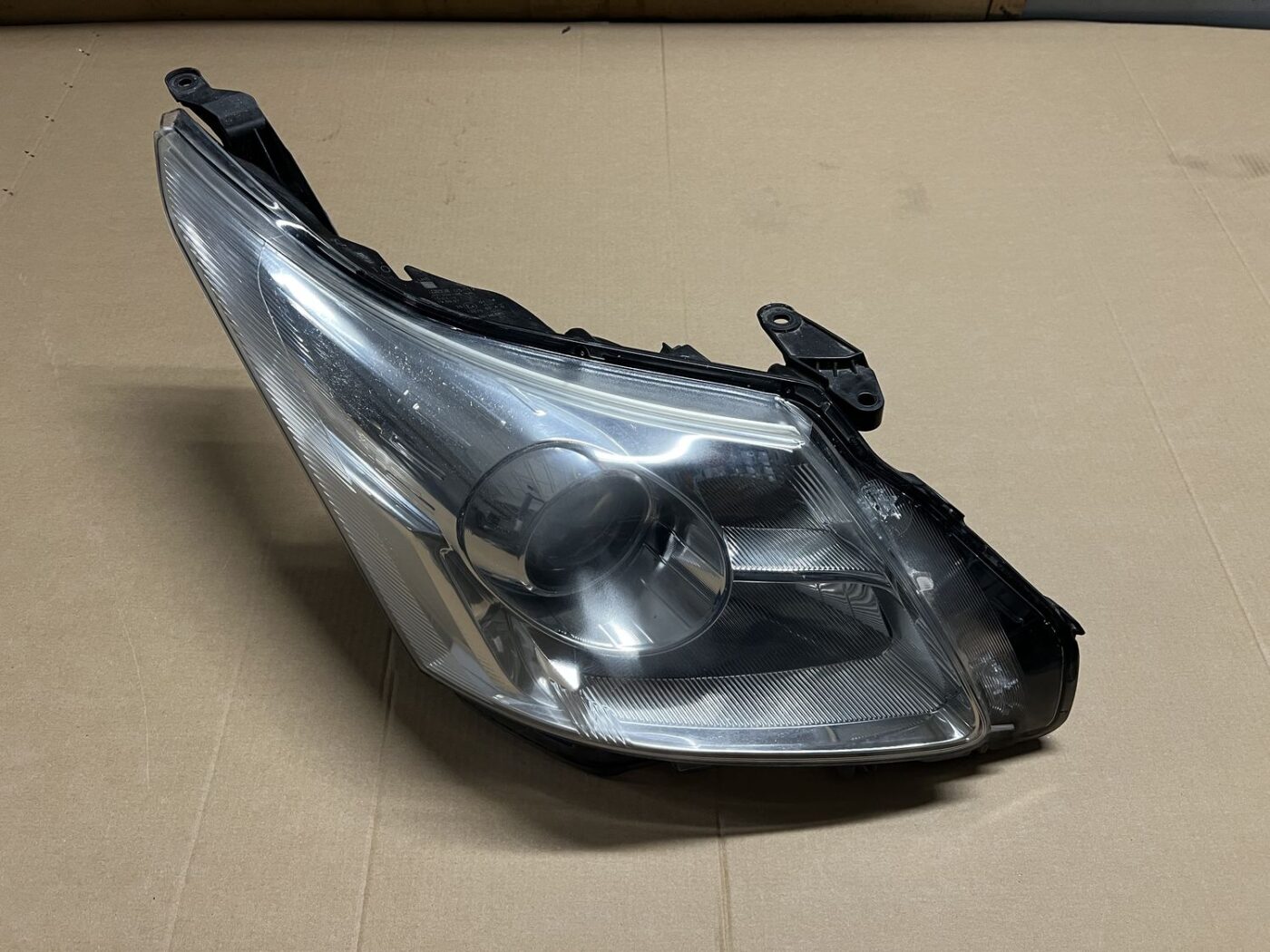 Priekšējais labais lukturis priekš TOYOTA AVENSIS 2010 1 Priekšējais labais lukturis priekš TOYOTA AVENSIS 2010