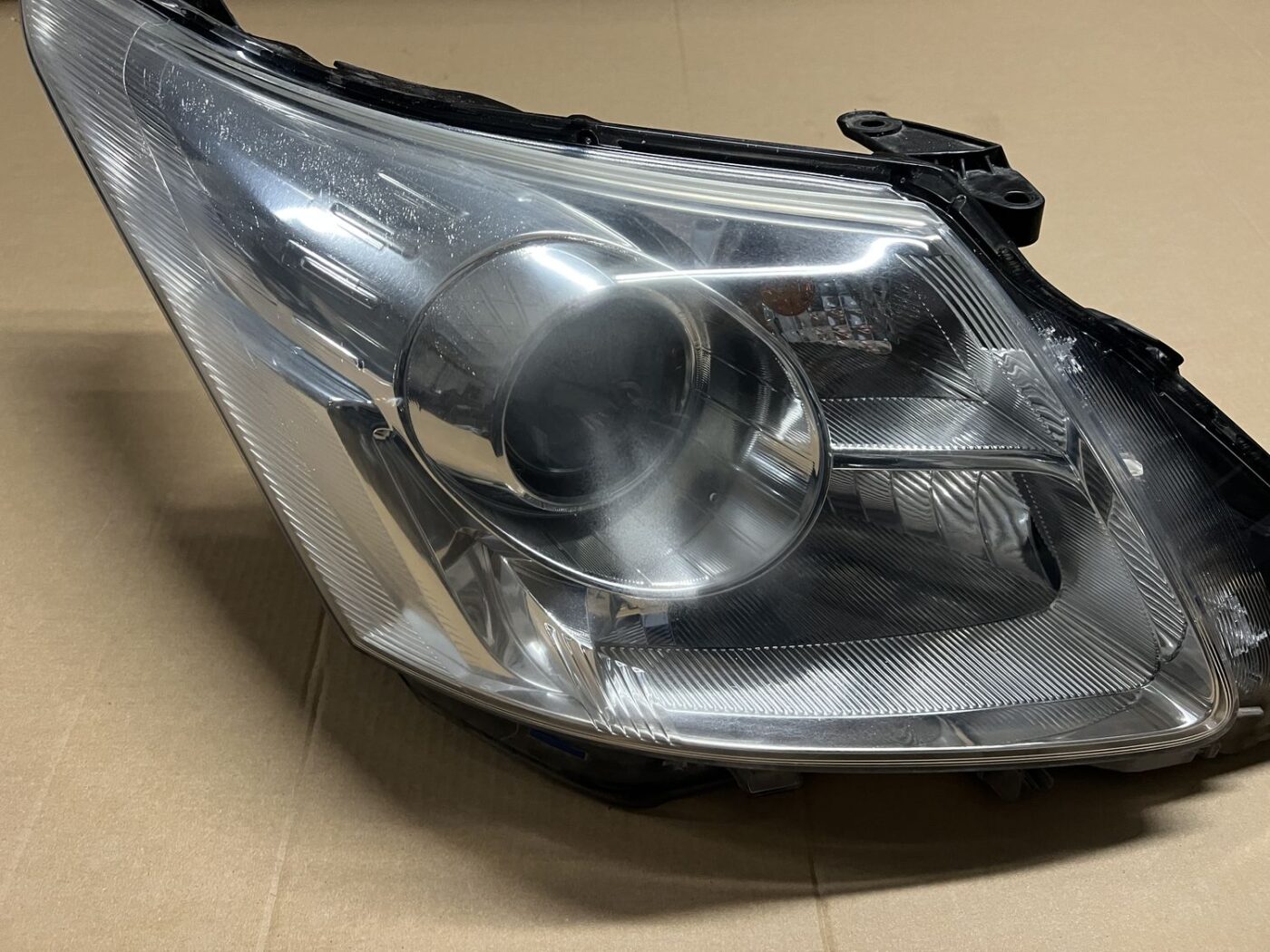 Priekšējais labais lukturis priekš TOYOTA AVENSIS 2010 2 Priekšējais labais lukturis priekš TOYOTA AVENSIS 2010