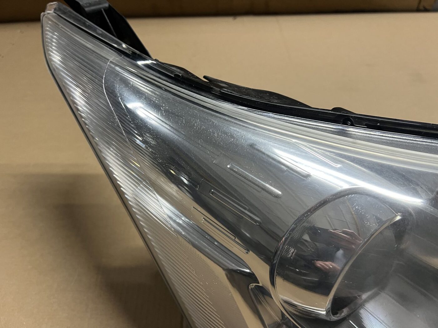 Priekšējais labais lukturis priekš TOYOTA AVENSIS 2010 13 Priekšējais labais lukturis priekš TOYOTA AVENSIS 2010