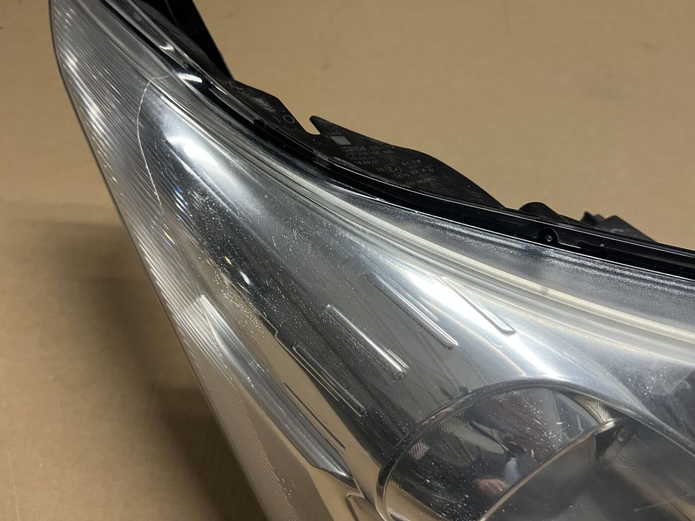 Priekšējais labais lukturis priekš TOYOTA AVENSIS 2010 12 Priekšējais labais lukturis priekš TOYOTA AVENSIS 2010