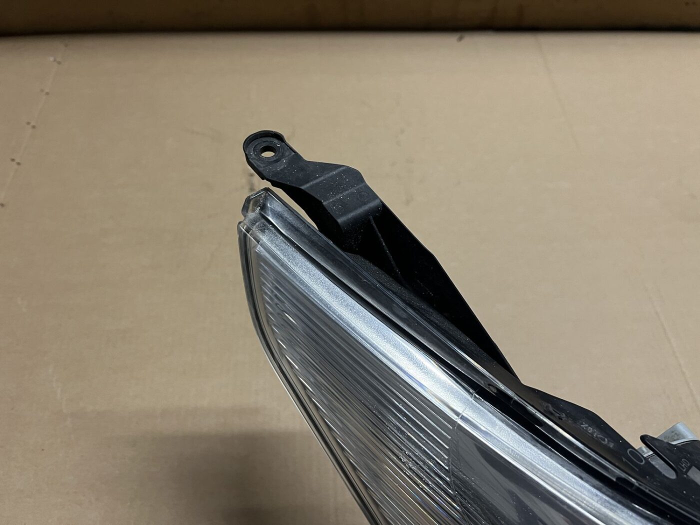 Priekšējais labais lukturis priekš TOYOTA AVENSIS 2010 11 Priekšējais labais lukturis priekš TOYOTA AVENSIS 2010