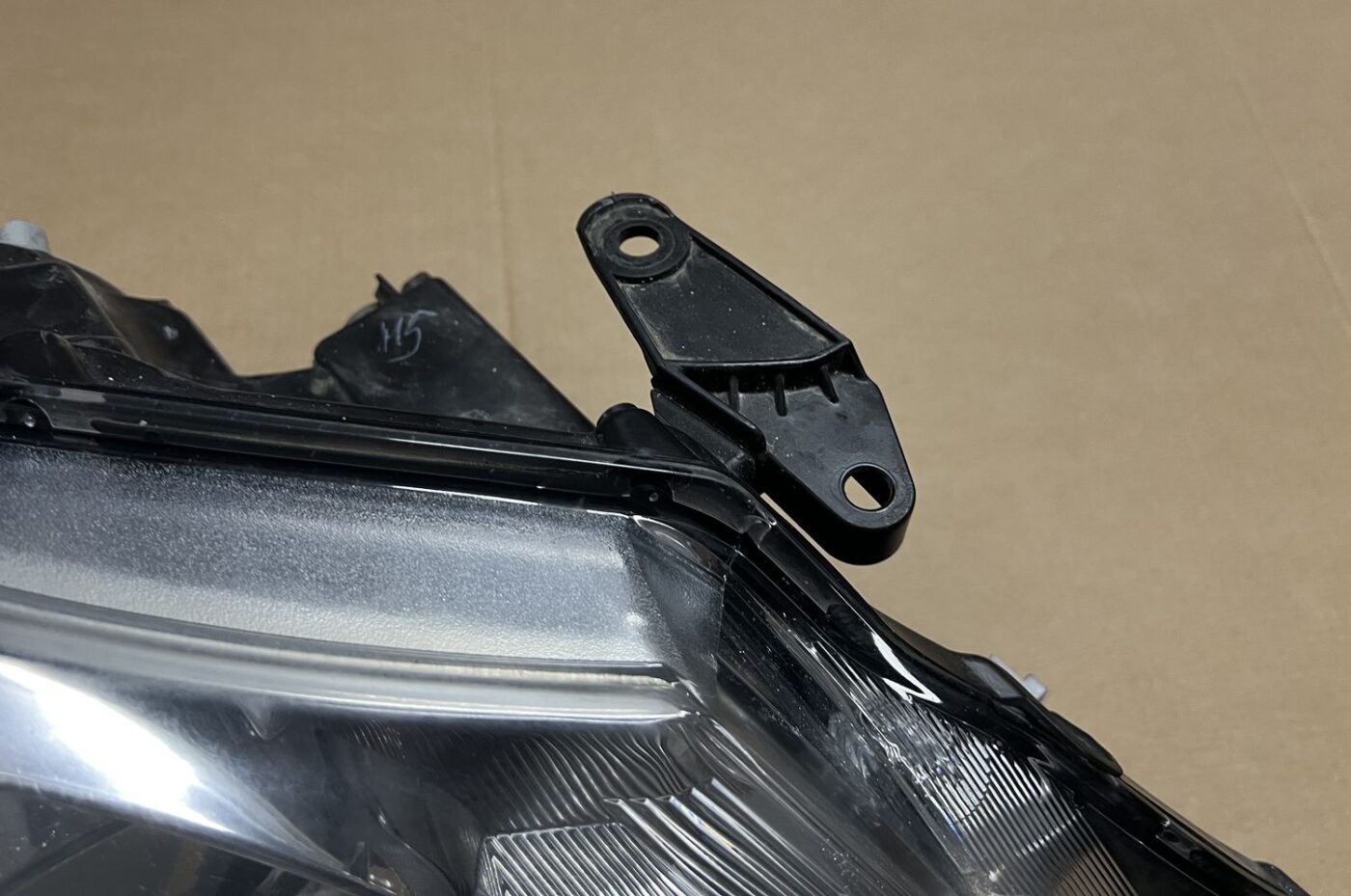 Priekšējais labais lukturis priekš TOYOTA AVENSIS 2010 10 Priekšējais labais lukturis priekš TOYOTA AVENSIS 2010