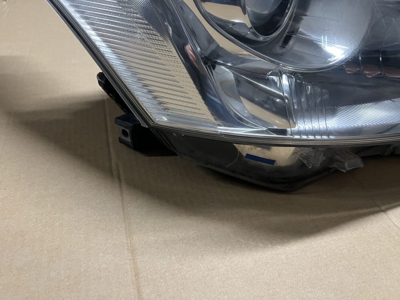 Priekšējais labais lukturis priekš TOYOTA AVENSIS 2010 8 Priekšējais labais lukturis priekš TOYOTA AVENSIS 2010