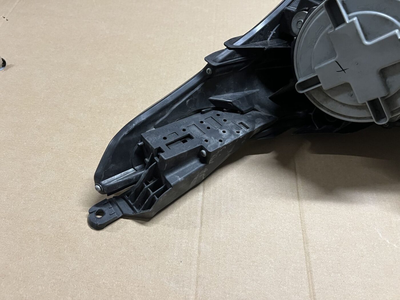 Priekšējais labais lukturis priekš TOYOTA AVENSIS 2010 6 Priekšējais labais lukturis priekš TOYOTA AVENSIS 2010