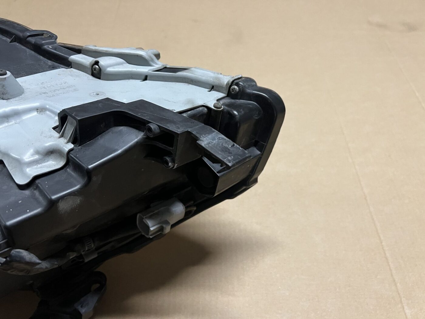 Priekšējais labais lukturis priekš TOYOTA AVENSIS 2010 4 Priekšējais labais lukturis priekš TOYOTA AVENSIS 2010