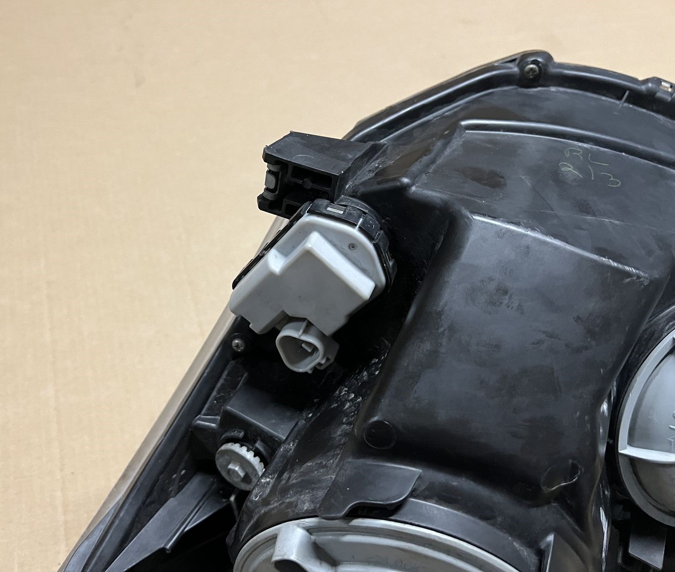 Priekšējais labais lukturis priekš TOYOTA AVENSIS 2010 3 Priekšējais labais lukturis priekš TOYOTA AVENSIS 2010