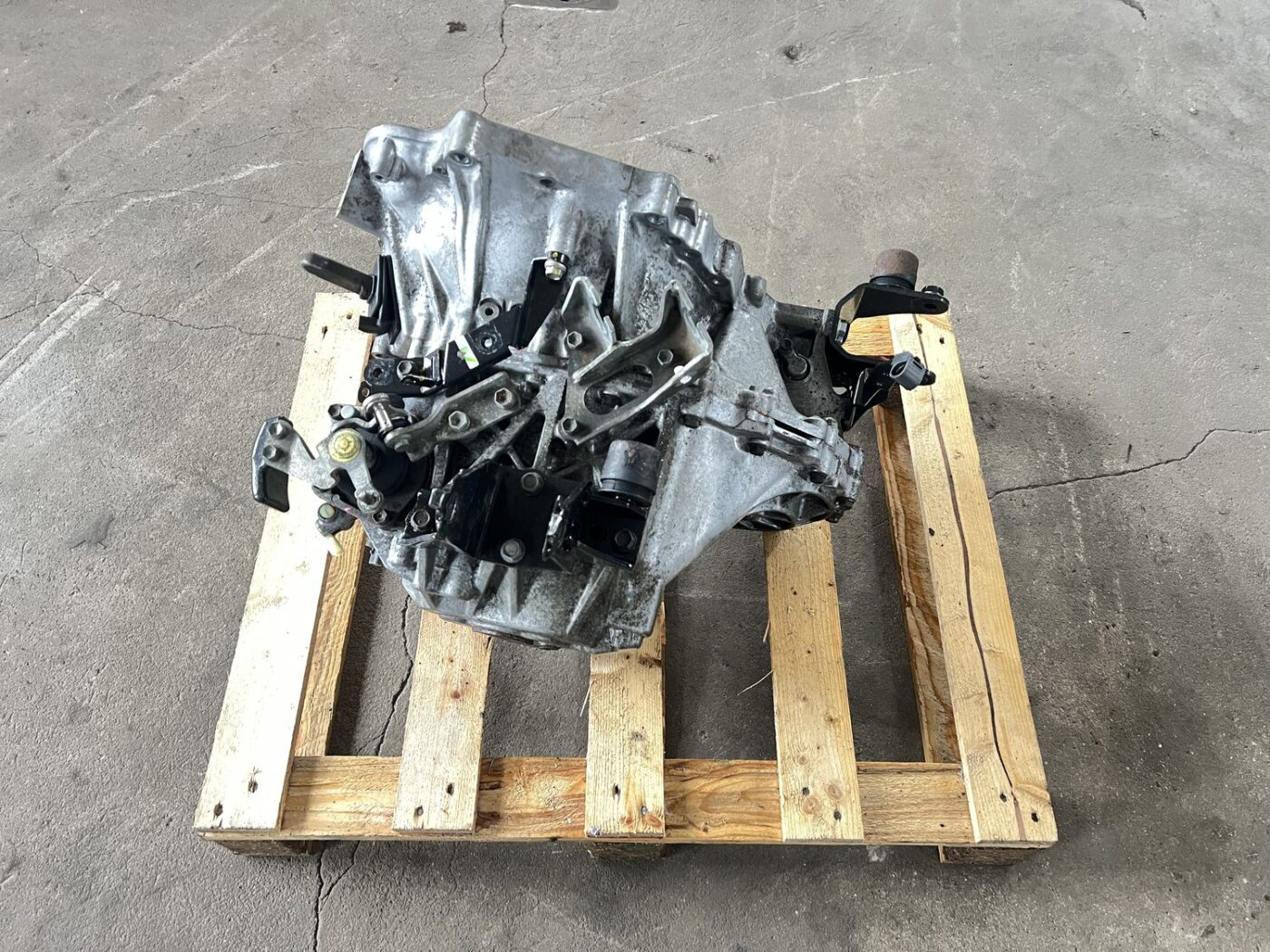 Mehāniska pārnesumkārba priekš TOYOTA AVENSIS 2010 1 Mehāniska pārnesumkārba priekš TOYOTA AVENSIS 2010