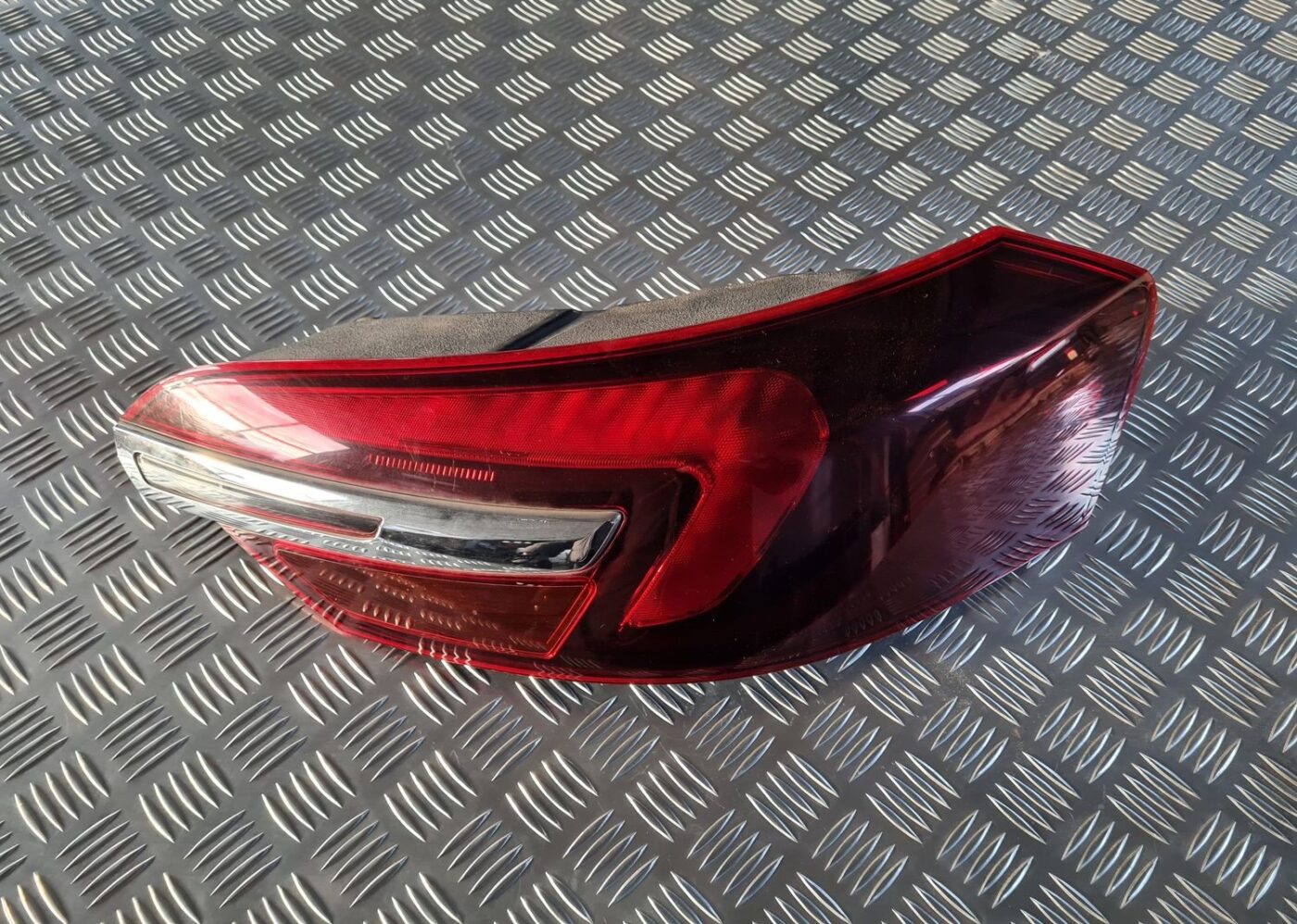 Aizmugurējais labais lukturis priekš OPEL INSIGNIA 2016 1 Aizmugurējais labais lukturis priekš OPEL INSIGNIA 2016