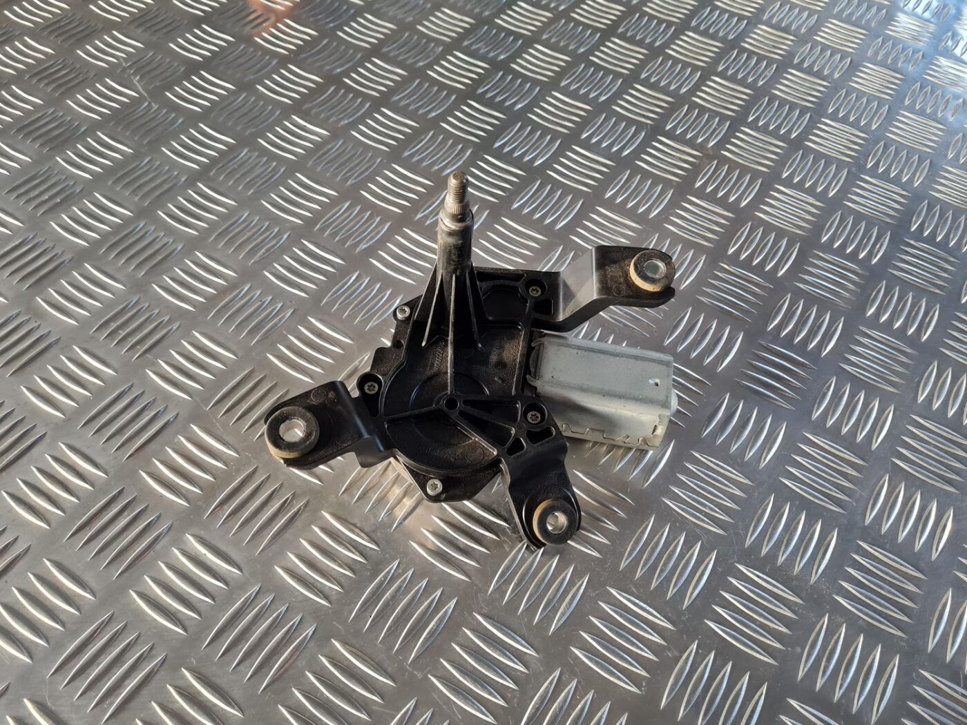 Aizmugurējā stikla tīrītāja motors priekš OPEL INSIGNIA 2016 1 Aizmugurējā stikla tīrītāja motors priekš OPEL INSIGNIA 2016