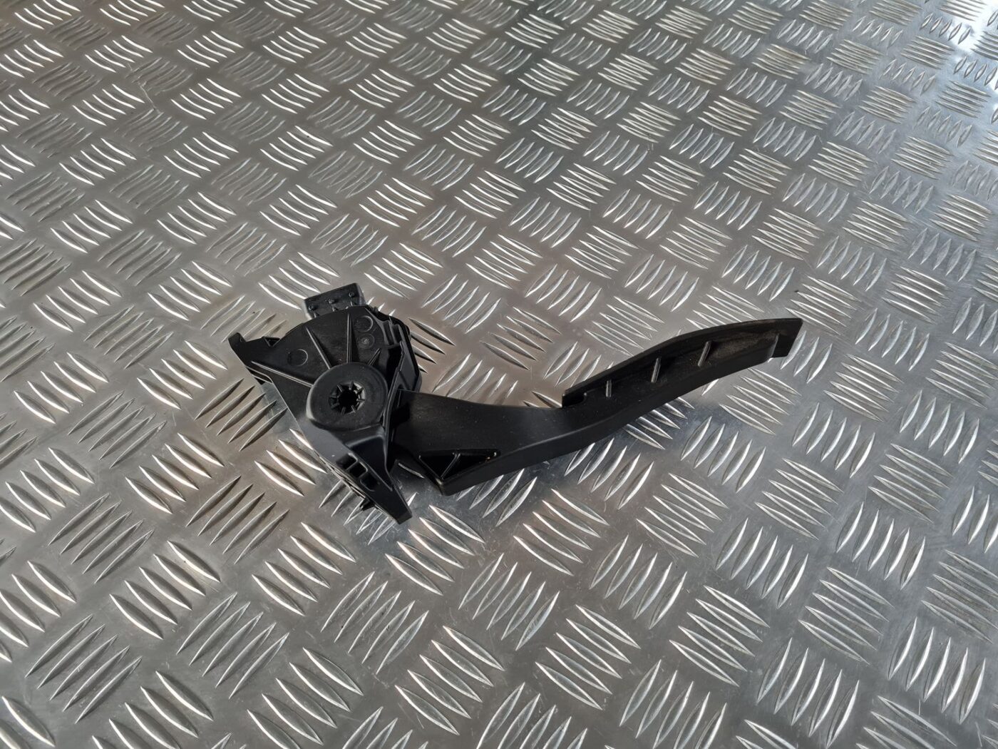 Gāzes pedālis priekš OPEL INSIGNIA 2016 1 Gāzes pedālis priekš OPEL INSIGNIA 2016