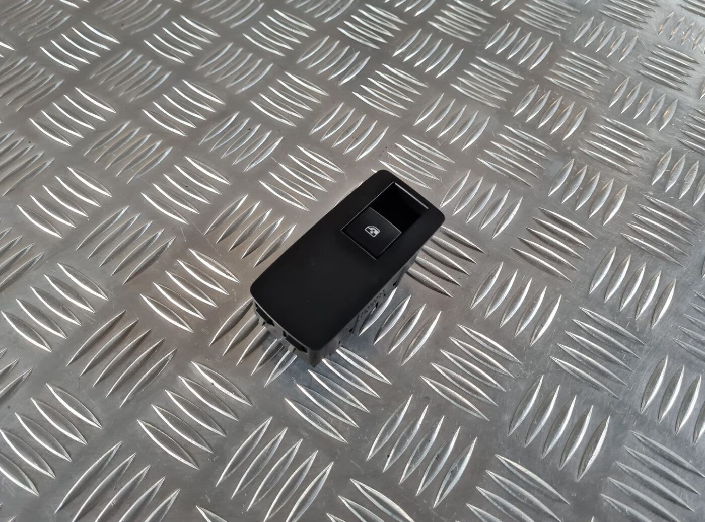 Stikla pacelšanas poga priekš OPEL INSIGNIA 2016 1 Stikla pacelšanas poga priekš OPEL INSIGNIA 2016