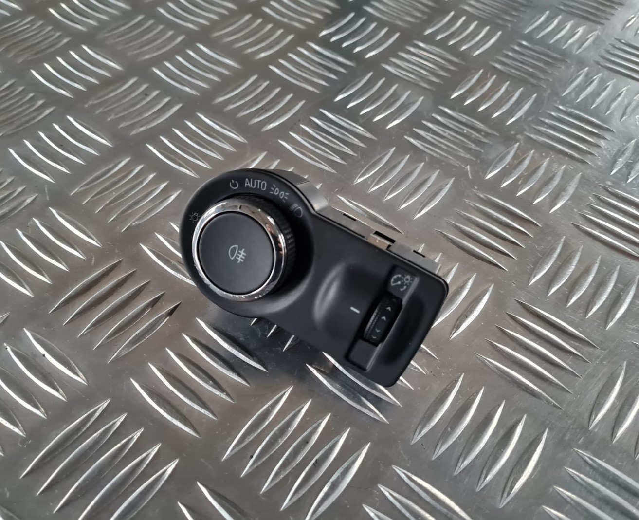 Gaismas slēdzis priekš OPEL INSIGNIA 2016 2 Gaismas slēdzis priekš OPEL INSIGNIA 2016