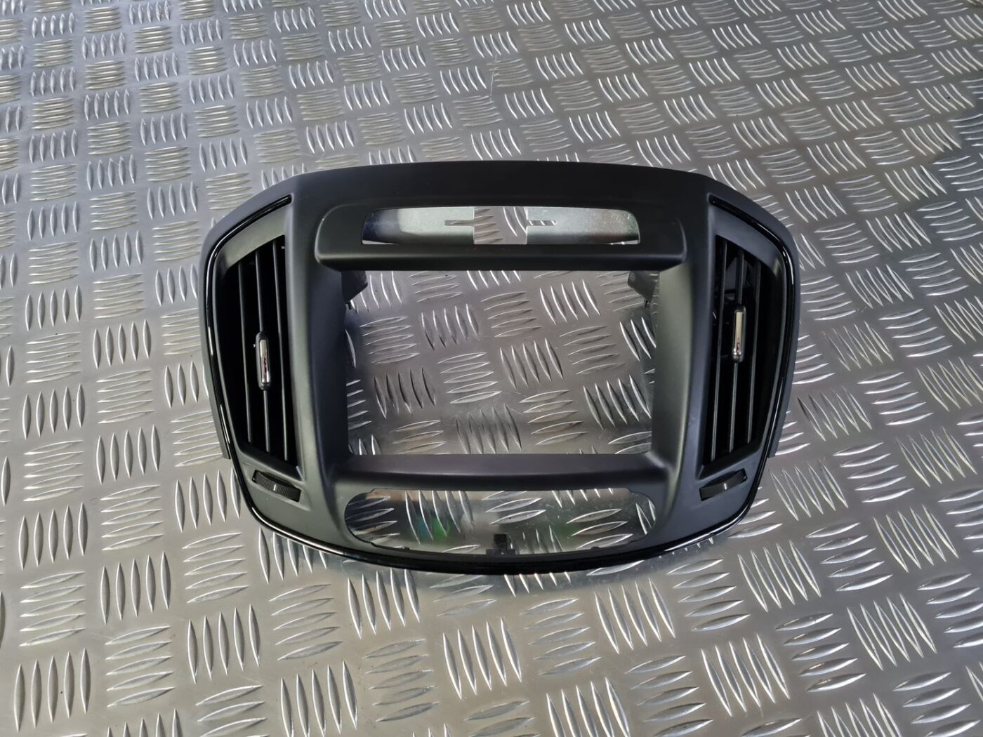 Mērinstrumentu paneļa gaisa vads, centrā priekš OPEL INSIGNIA 2016 1 Mērinstrumentu paneļa gaisa vads, centrā priekš OPEL INSIGNIA 2016