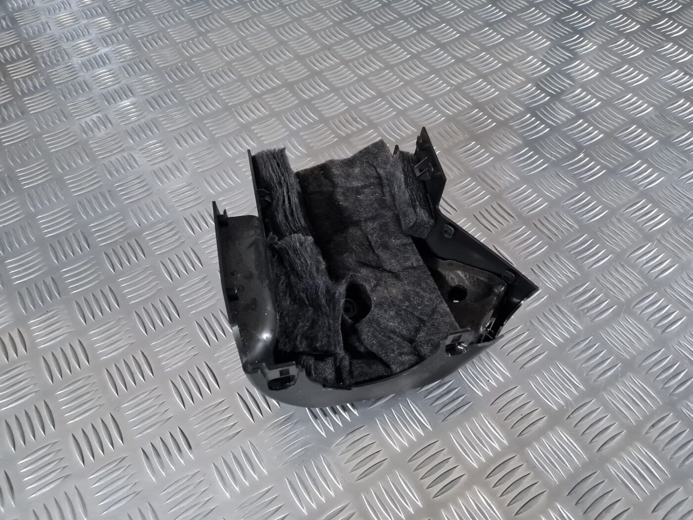 Stūres statnes putekļu aizsargs (salonā) priekš OPEL INSIGNIA 2016 2 Stūres statnes putekļu aizsargs (salonā) priekš OPEL INSIGNIA 2016