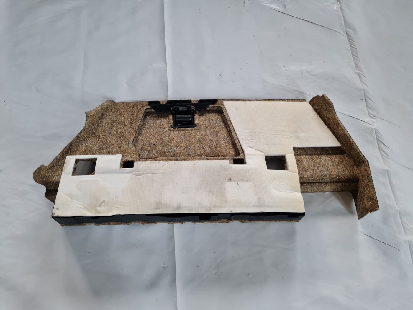 Bagāžnieka nodalījuma sānu apdare priekš OPEL INSIGNIA 2016 3 Bagāžnieka nodalījuma sānu apdare priekš OPEL INSIGNIA 2016