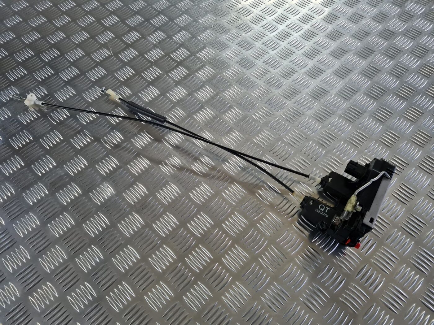 Aizmugurējo kreiso durvju slēdzene priekš OPEL VECTRA C 2008 1 Aizmugurējo kreiso durvju slēdzene priekš OPEL VECTRA C 2008