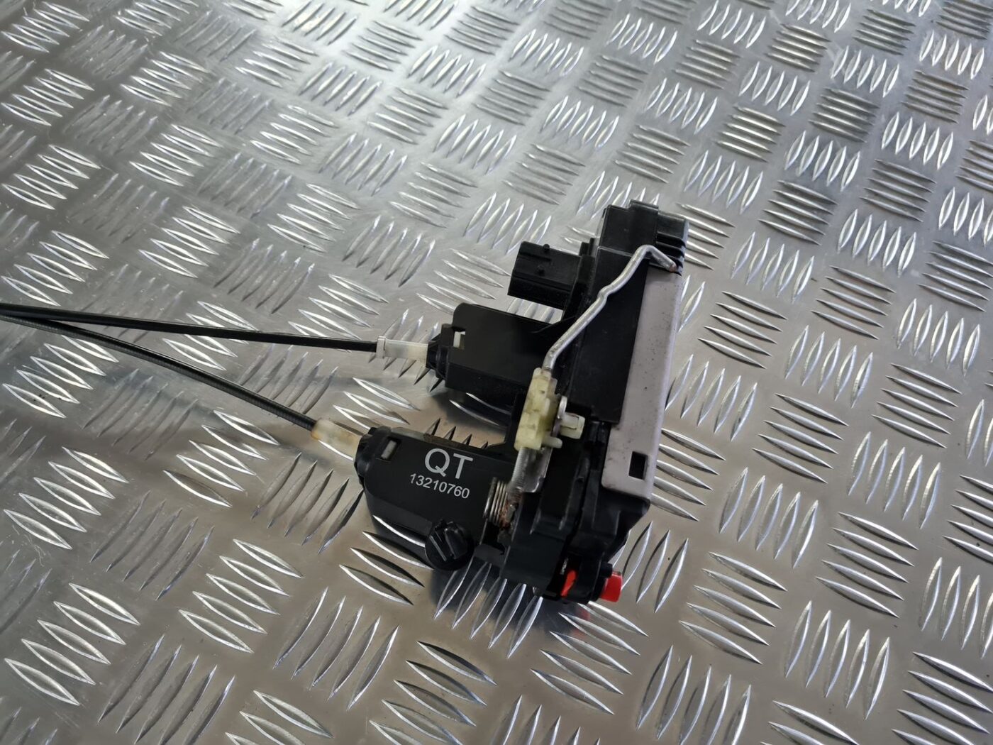 Aizmugurējo kreiso durvju slēdzene priekš OPEL VECTRA C 2008 2 Aizmugurējo kreiso durvju slēdzene priekš OPEL VECTRA C 2008