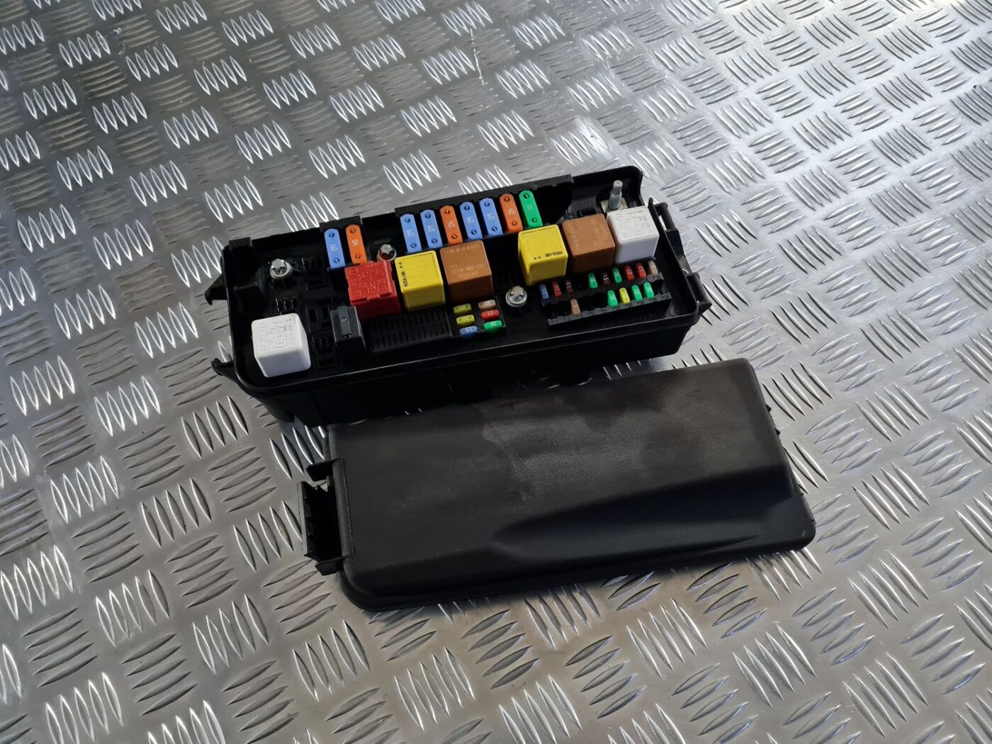 Drošinātāju bloks priekš OPEL VECTRA C 2008 1 Drošinātāju bloks priekš OPEL VECTRA C 2008