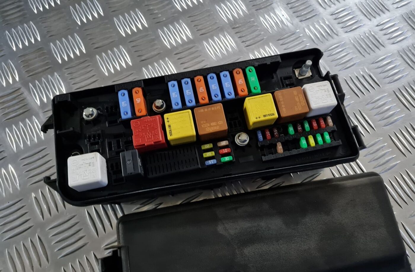 Drošinātāju bloks priekš OPEL VECTRA C 2008 2 Drošinātāju bloks priekš OPEL VECTRA C 2008