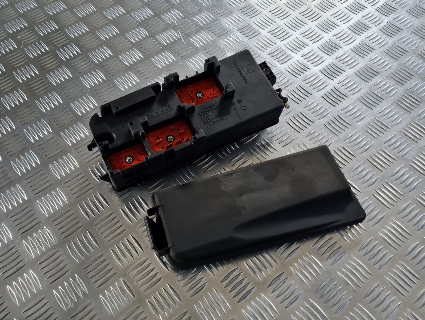 Drošinātāju bloks priekš OPEL VECTRA C 2008 3 Drošinātāju bloks priekš OPEL VECTRA C 2008