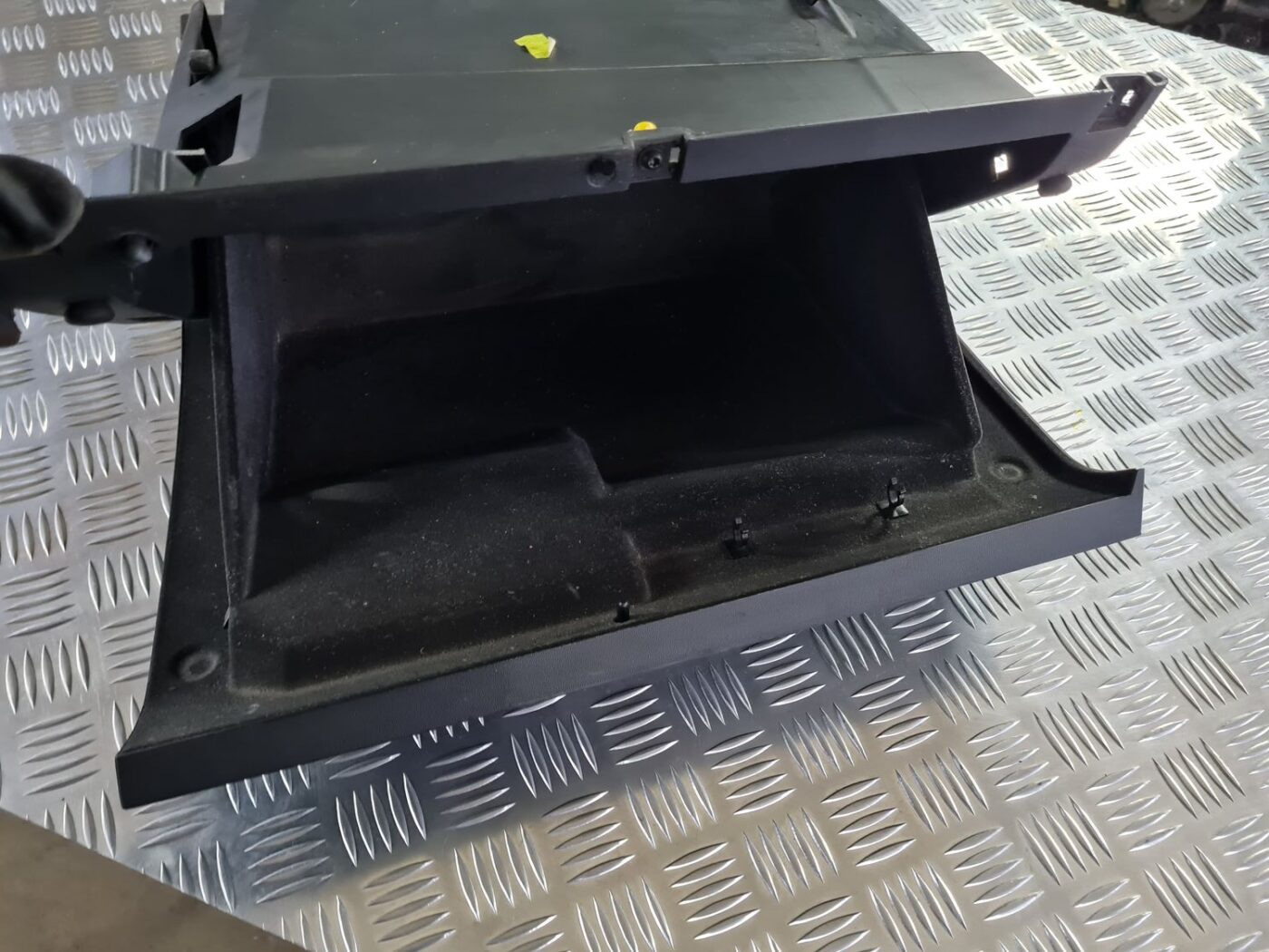 Mantu glabāšanas nodalījums pasažiera pusē priekš OPEL VECTRA C 2008 3 Mantu glabāšanas nodalījums pasažiera pusē priekš OPEL VECTRA C 2008