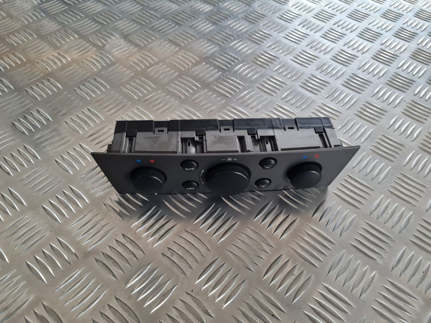 Klimata kontroles bloks priekš OPEL VECTRA C 2002 2 Klimata kontroles bloks priekš OPEL VECTRA C 2002