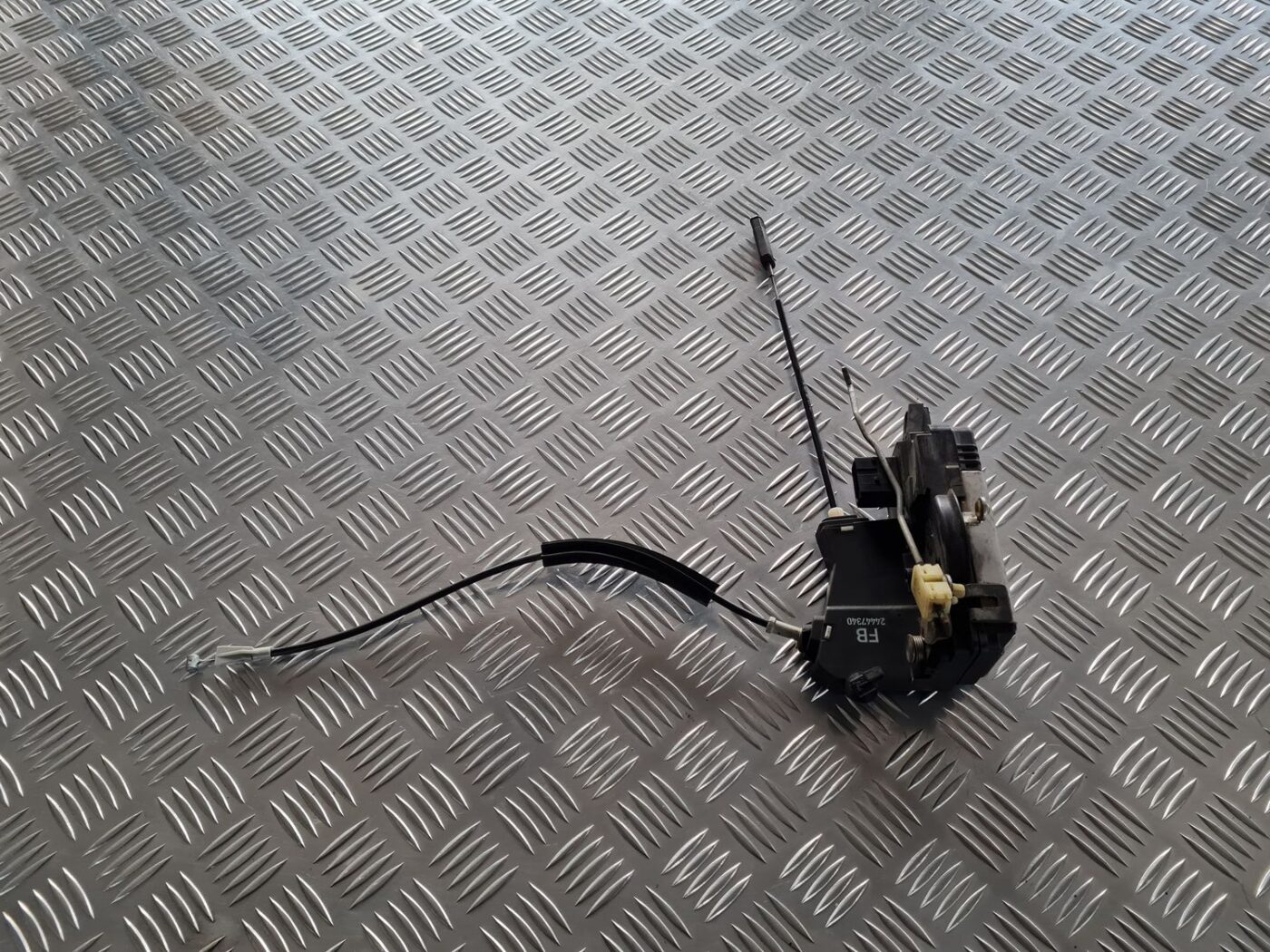 Priekšējo kreiso durvju slēdzene priekš OPEL VECTRA C 2002 1 Priekšējo kreiso durvju slēdzene priekš OPEL VECTRA C 2002