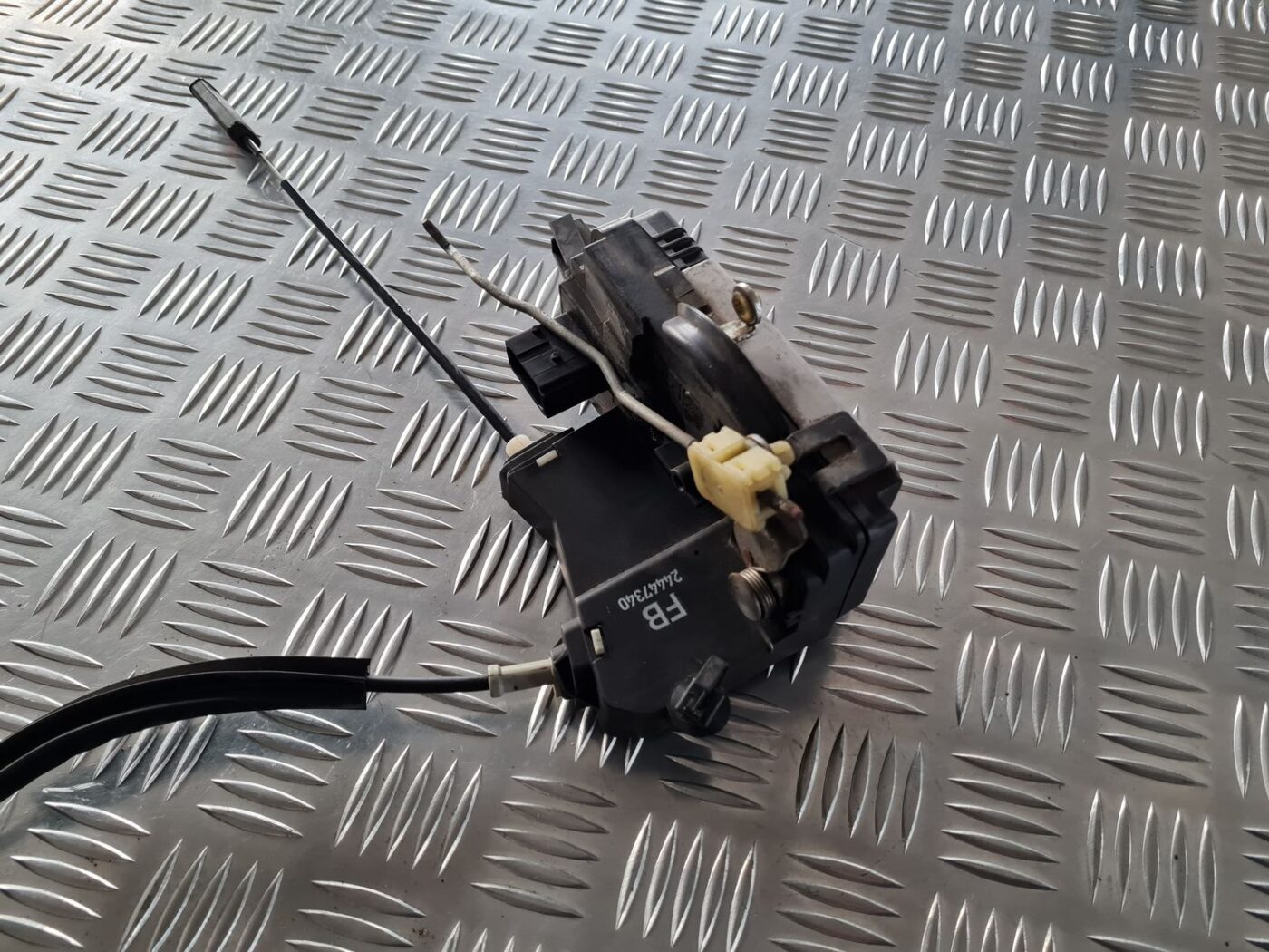 Priekšējo kreiso durvju slēdzene priekš OPEL VECTRA C 2002 2 Priekšējo kreiso durvju slēdzene priekš OPEL VECTRA C 2002