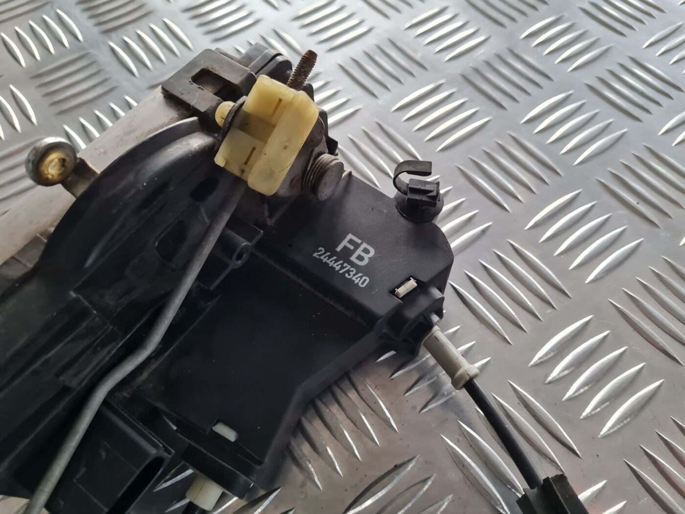 Priekšējo kreiso durvju slēdzene priekš OPEL VECTRA C 2002 4 Priekšējo kreiso durvju slēdzene priekš OPEL VECTRA C 2002