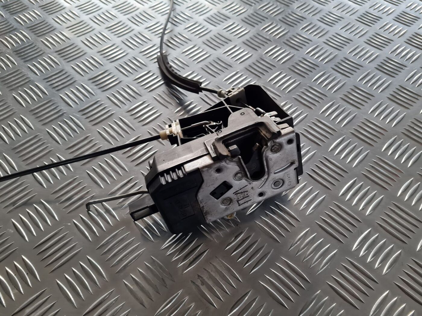 Priekšējo kreiso durvju slēdzene priekš OPEL VECTRA C 2002 3 Priekšējo kreiso durvju slēdzene priekš OPEL VECTRA C 2002