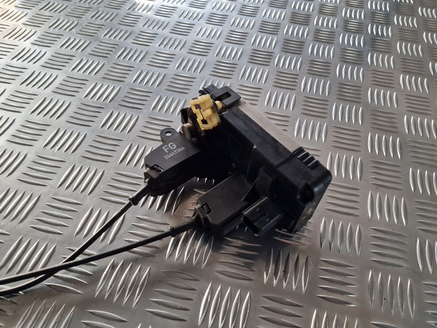 Aizmugurējo labo durvju slēdzene priekš OPEL VECTRA C 2002 4 Aizmugurējo labo durvju slēdzene priekš OPEL VECTRA C 2002