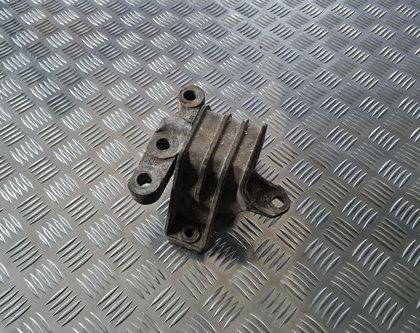 Dzinēja spilvens priekš OPEL VECTRA C 2002 4 Dzinēja spilvens priekš OPEL VECTRA C 2002