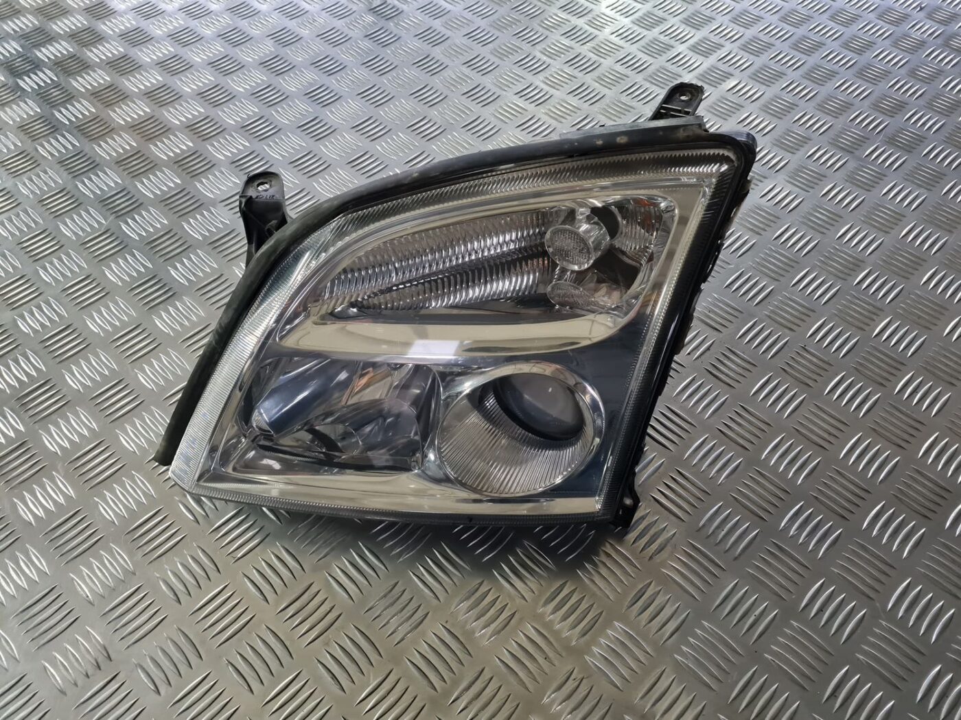 Priekšējais kreisais lukturis priekš OPEL VECTRA C 2002 1 Priekšējais kreisais lukturis priekš OPEL VECTRA C 2002