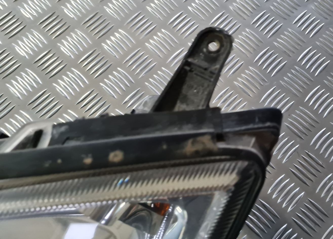 Priekšējais kreisais lukturis priekš OPEL VECTRA C 2002 11 Priekšējais kreisais lukturis priekš OPEL VECTRA C 2002